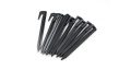 Czarny zestaw 10 szpilek do przewodu kosiarki automatycznej. Szpilki mają prostokątny kształt z wyprofilowanym końcem i zagiętym uchwytem, ułożone w jednej linii na białym tle. Idealne do mocowania kabli w ogrodzie.