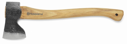 Siekiera ciesielska HUSQVARNA z metalową głowicą i drewnianym trzonkiem, stożkowym kształtem ostrza. Ujęcie boczne, produkt leży poziomo na białym tle, widoczne logo HUSQVARNA na uchwycie.
