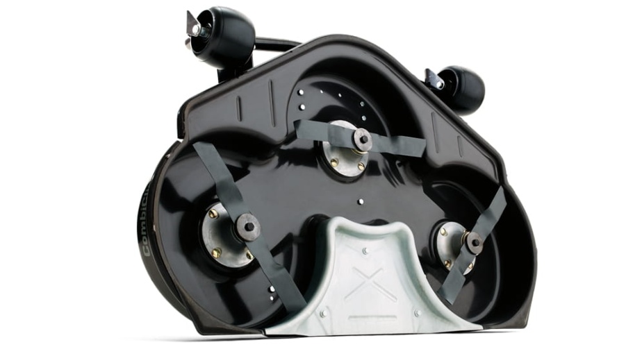 Zespół koszący C122 Husqvarna do Ridera/Kosiarki P524, widoczny z boku, w pozycji leżącej. Część metalowa malowana na czarno, z wyraźnymi, metalowymi ostrzami. Na zdjęciu widoczne mocowania oraz kółka. Brak dodatkowych detali na tle.