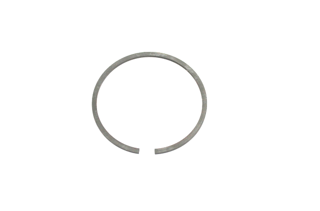 Pierścień tłoka 42 mm x 1,5 mm wykonany z metalu, przedstawiony na białym tle. Produkt ma kształt okręgu z przerwą, z wyraźną, gładką powierzchnią. Ujęcie z góry pokazuje pełny kształt pierścienia.