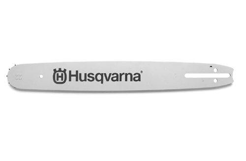 Prowadnica 20/.325/1,5 mm/80DL Husqvarna w kolorze srebrnym, z logo Husqvarna. Produkt położony poziomo, z widocznymi otworami montażowymi, detale powierzchni zapewniające wytrzymałość oraz precyzyjne cięcia. Prostokątny kształt. Tło jasne.