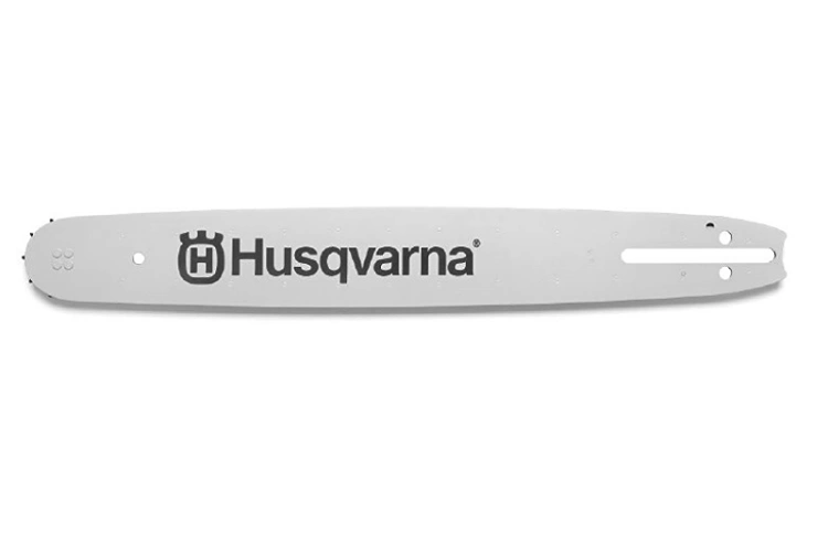 Prowadnica 20/.325/1,5 mm/80DL Husqvarna w kolorze srebrnym, z logo Husqvarna. Produkt położony poziomo, z widocznymi otworami montażowymi, detale powierzchni zapewniające wytrzymałość oraz precyzyjne cięcia. Prostokątny kształt. Tło jasne.
