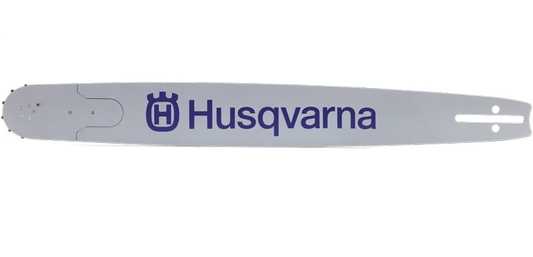 Prowadnica 18/3/8/1,5mm/68DL do Husqvarna, srebrna z niebieskim logo, frontalne ujęcie, długi prostokątny kształt z otworami, na białym tle, szczegóły konstrukcji widoczne.