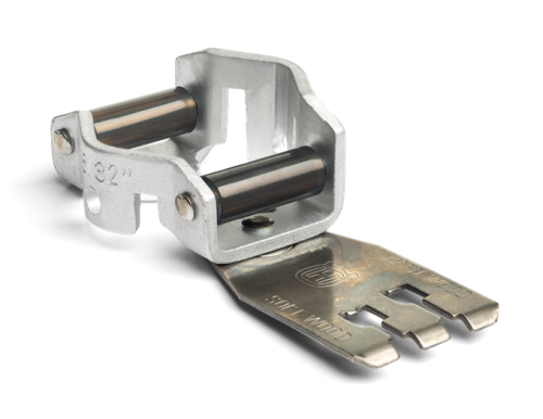 Prowadnik pilnika 4,0mm 3/8 1,3mm z przymiarem łańcuch X-Cut, metaliczne wykończenie. Ujęcie boczne, leży na płaskiej powierzchni. Element z dwiema rolkami i precyzyjnym przymiarem, czytelne napisy na metalu.
