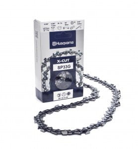 Łańcuch tnący Husqvarna SP 33G X-CUT w opakowaniu. Widoczny łańcuch o metalicznym wykończeniu, z ogniwami o precyzyjnych zębach. Opakowanie jest białe z logo Husqvarna oraz opisem produktu na niebieskim tle. Produkt leży na tle białym.