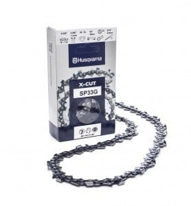 Łańcuch tnący Husqvarna SP 33G X-CUT w opakowaniu. Widoczny łańcuch o metalicznym wykończeniu, z ogniwami o precyzyjnych zębach. Opakowanie jest białe z logo Husqvarna oraz opisem produktu na niebieskim tle. Produkt leży na tle białym.