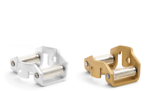 Prowadnik pilnika 4,0 mm. 3/8 1,1 mm Husqvarna w dwóch kolorach: srebrnym i złotym. Produkt ma kompaktowy kształt z widocznymi rolkami, zapewniającymi precyzyjne prowadzenie. Ułożony na jednolicie czarnym tle, wyróżnia się metaliczną fakturą.
