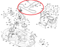 Pasek napędowy do traktora LTH152/YTH22 V42 Husqvarna, pozioma linia z zagięciami, wykonany z elastycznego materiału, ze wzmocnionymi końcówkami i oznaczeniami fabrycznymi, pokazany na schemacie połączeń.