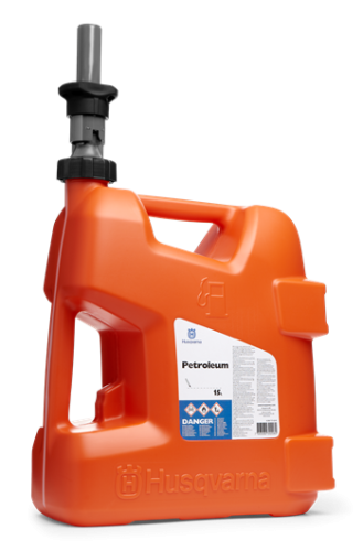 Wlewka paliwa do kanistra 15L-25L Husqvarna, w kolorze pomarańczowym, z czarnym otworem wlewu. Ujęcie frontalne, produkt stoi na płaskiej powierzchni. Widoczne logo Husqvarna oraz etykieta z informacjami o materiale i ostrzeżeniami.