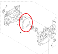 Uszczelka skrzyni korbowej kosy Husqvarna. Wykonana z materiału odpornego na olej, o kształcie prostokątnym. Widoczna na schemacie montażowym, z zaznaczonymi miejscami mocowania. Kolor czarny, z wyraźnym wycięciem na kształt skrzyni.