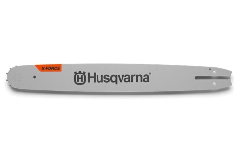 Prowadnica Husqvarna 15 X-FORCE, stalowa, w kolorze szarym, ma 56 ogniw. Widoczna jest logo Husqvarna oraz napis X-FORCE na końcu prowadnicy. Produkt leży na jednolitym tle, ukazując prosty, wysoki kształt prowadnicy.