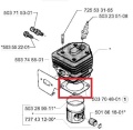 Uszczelka cylindra do pilarek Husqvarna 254,257,261,262XP, szara, prostokątna, z otworami montażowymi, na białym tle z częściami silnika, do napraw.