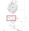 Uszczelka cylindra do pilarki Husqvarna 545/550XP/550XPG, w kształcie prostokąta z zaokrąglonymi rogami. Wykonana z czarnego materiału gumowego, z wyraźnymi otworami montażowymi. Produkt przedstawiony z boku, w otoczeniu góry cylindra.