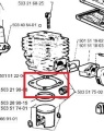 Uszczelka cylindra Jonsered 630/625/670, czarna, prostokątna z wycięciami, nowa. Na rysunku technicznym silnika wskazuje miejsce montażu, bez uszkodzeń.