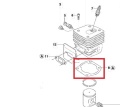 Uszczelka gumowa cylindra do pilarek Husqvarna 365, 362, 372, 375, prostokątna z zaokrąglonymi krawędziami, montowana przy cylindrze, widoczna na tle części silnika.