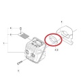 Uszczelka tłumika do pilarek Husqvarna 135/140E/450/440/435, czarna, prostokątna z wycięciami, widoczna od frontu na schemacie montażowym, na białym tle, do mocowania w tłumiku.