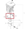 Uszczelka cylindra do pilarki Husqvarna 440/435/140E, metalowa, o podłużnym kształcie, z zagiętymi końcami. Widoczna w detalu, na białym tle, z numerem identyfikacyjnym. Produkt leży poziomo, prezentując szczegóły konstrukcyjne.