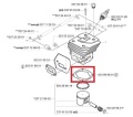 Szara uszczelka cylindra do pilarki Husqvarna 359/357XP, prostokątna z zaokrąglonymi rogami, z otworami mocującymi i wyraźnymi krawędziami, widoczna na schemacie części.