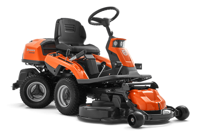 Pomarańczowy traktor ogrodowy Husqvarna Rider R 216T AWD z czarnym siedziskiem, kierownicą i układem tnącym pod spodem, pokazany z boku na jednolitym tle.