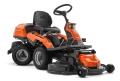 Pomarańczowy traktor ogrodowy Husqvarna Rider R 216T AWD z czarnym siedziskiem, kierownicą i układem tnącym pod spodem, pokazany z boku na jednolitym tle.