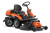 Pomarańczowy traktor ogrodowy Husqvarna Rider R 216T AWD z czarnym siedziskiem, kierownicą i układem tnącym pod spodem, pokazany z boku na jednolitym tle.