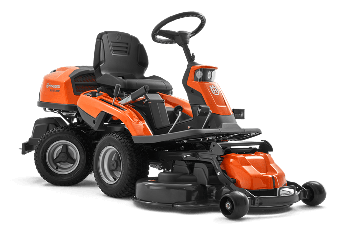 Pomarańczowy traktor ogrodowy Husqvarna Rider R 216T AWD z czarnym siedziskiem, kierownicą i układem tnącym pod spodem, pokazany z boku na jednolitym tle.