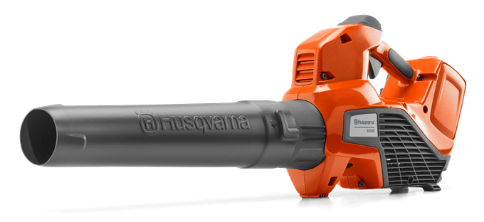 Dmuchawa akumulatorowa 320iB Mark II w kolorze pomarańczowym z czarną rurą. Ujęcie z boku, produkt leży poziomo. Widać logo Husqvarna oraz czytelne oznaczenia na obudowie. Wysokiej jakości tworzywo, ergonomiczny uchwyt.