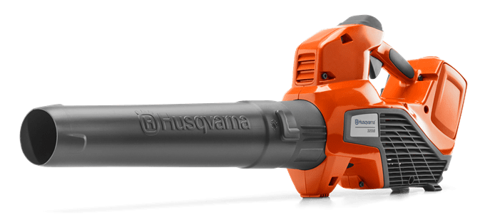 Dmuchawa akumulatorowa 320iB Mark II w kolorze pomarańczowym z czarną rurą. Ujęcie z boku, produkt leży poziomo. Widać logo Husqvarna oraz czytelne oznaczenia na obudowie. Wysokiej jakości tworzywo, ergonomiczny uchwyt.