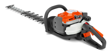 Nożyce spalinowe do żywopłotu Husqvarna 522HD60X w kolorze pomarańczowym i szarym, z długim ostrzem, ustawione w pozycji ukośnej. Widać ergonomiczny uchwyt, pokrętła do regulacji oraz system wprowadzania powietrza. Tło przezroczyste.