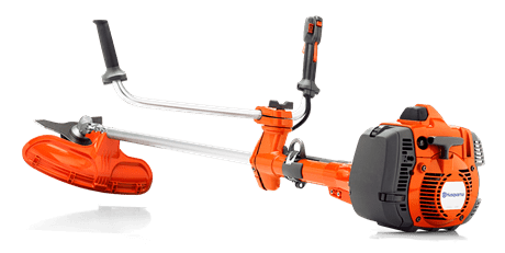 Wykaszarka spalinowa 545FR Husqvarna w kolorze pomarańczowym i czarnym, z centralnym silnikiem, uchwytami z gumową powłoką, metalową rurą i głowicą tnącą. Produkt ukazany z boku, leżący na białym tle, co podkreśla jego detale konstrukcyjne.