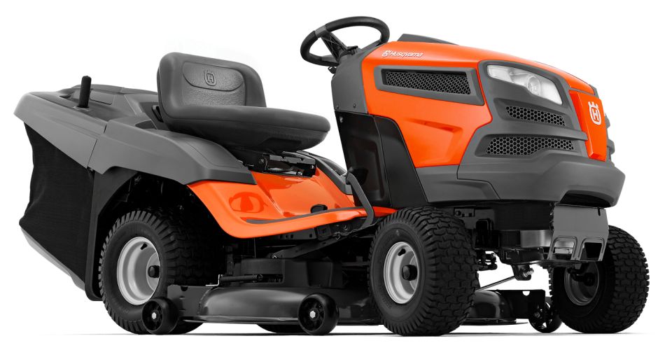 Traktor TC 142T Husqvarna, pomarańczowo-szary, widok z boku. Duże koła terenowe, wygodne siedzenie, logo z przodu i siatka wentylacyjna na osłonie silnika. Wyposażony w zbiornik na trawę.
