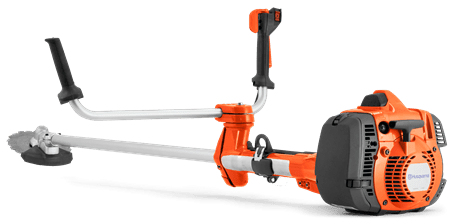 Wycinarka spalinowa Husqvarna 545F, pomarańczowa obudowa, metalowy uchwyt z regulacją, widoczna głowica tnąca, umieszczona poziomo na ciemnym tle. Długi metalowy wał, jasno srebrny, z rękojeścią do sterowania, gotowa do użycia.