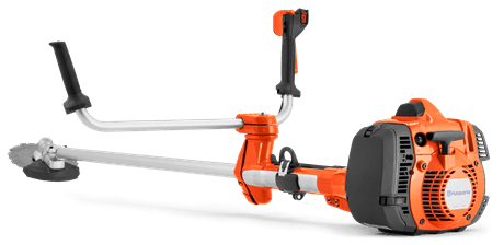 Wycinarka spalinowa Husqvarna 545F, pomarańczowa obudowa, metalowy uchwyt z regulacją, widoczna głowica tnąca, umieszczona poziomo na ciemnym tle. Długi metalowy wał, jasno srebrny, z rękojeścią do sterowania, gotowa do użycia.
