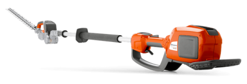 Nożyce do żywopłotu na wysięgniku Husqvarna 520iHE3 w kolorze pomarańczowym z szarymi detalami, z długą, prostą, metalową ostrza. Widoczny uchwyt z ergonomiczną rączką. Obiekt przedstawiony w pozycji poziomej, na jednolitym tle.