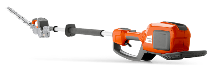 Nożyce do żywopłotu na wysięgniku Husqvarna 520iHE3 w kolorze pomarańczowym z szarymi detalami, z długą, prostą, metalową ostrza. Widoczny uchwyt z ergonomiczną rączką. Obiekt przedstawiony w pozycji poziomej, na jednolitym tle.