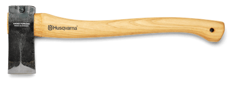 Mała siekiera do rozłupywania Husqvarna z rękojeścią z drewna i metalową głowicą. Widok z boku, prezentujący jej prostą, płaską krawędź i logo Husqvarna na trzonku. Rękojeść ma naturalną teksturę drewna o jasnym odcieniu.