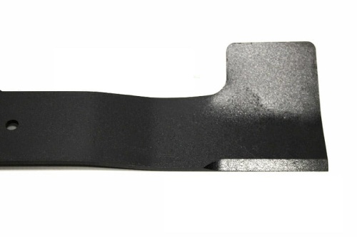 Nóż kosiarki MTD o długości 45,7 cm, wykonany z czarnego metalu, widoczny z boku. Równomiernie wyprofilowany, z prostokątnym zakończeniem i otworem montażowym. Powierzchnia matowa, bez dodatkowych wzorów czy logo. Tło białe.
