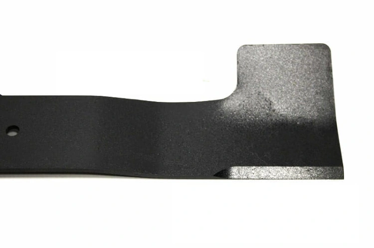 Nóż kosiarki MTD o długości 45,7 cm, wykonany z czarnego metalu, widoczny z boku. Równomiernie wyprofilowany, z prostokątnym zakończeniem i otworem montażowym. Powierzchnia matowa, bez dodatkowych wzorów czy logo. Tło białe.