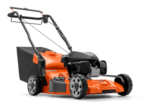 Kosiarka spalinowa Husqvarna LC 356VP w kolorze pomarańczowym z czarnymi elementami. Z przodu widoczny silnik, z boku zbiornik paliwa. Uchwyt spłaszczony, regulowany. Z tyłu duży kosz na trawę. Ujęcie z boku, akcesoria nieobecne. Tło zielone.