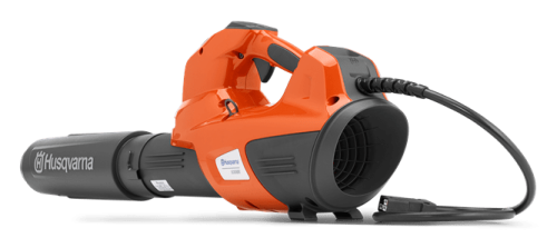 Dmuchawa akumulatorowa 530iBX w kolorze pomarańczowym i czarnym, w układzie stojącym, z widoczną rękojeścią i wylotem powietrza. Produkt ma ergonomiczny kształt, logo Husqvarna na obudowie oraz przewód do ładowania. Tło jest jednolite.