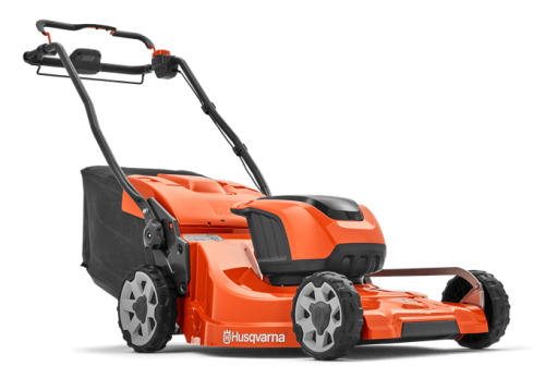 Kosiarka akumulatorowa LC347iVX Husqvarna w kolorze pomarańczowym z czarnymi akcentami. Ujęcie z boku, stojąca, z widoczna przestrzenią na awaryjne wyłączenie. Wyposażona w duże koła z bieżnikiem. Na obudowie widoczne logo Husqvarna.