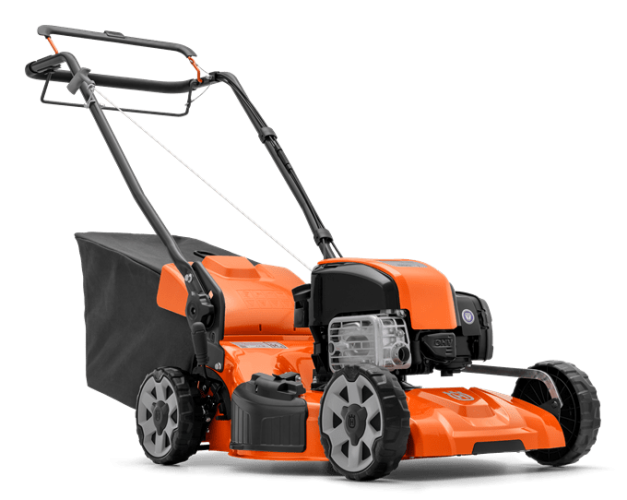 Kosiarka Husqvarna LC153S w kolorze pomarańczowym, stojąca, z widocznym silnikiem spalinowym z przezroczystym zbiornikiem paliwa. W zbliżeniu na koła z materiału o fakturze gumowej. W tle brak elementów, scena na jednolitym tle.