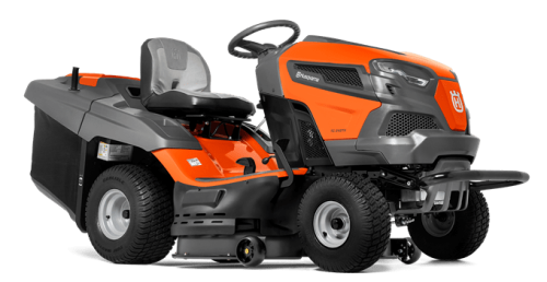 Traktor TC 238TX Husqvarna w kolorze pomarańczowym i szarym, z siedzeniem użytkownika, stojący z przodu. Posiada szerokie koła, system koszenia z tylnym pojemnikiem na trawę oraz wyraźne logo Husqvarna na obudowie. Tło jednolite.