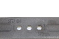 Nóż kosiarki elektrycznej Nac SF7A114 o długości 36,5 cm. Widok z góry ukazuje ciemnoszary, teksturowany metalowy materiał oraz wyraźne oznaczenia: SF7A104 i 370mm. Produkt leży płasko, z widocznymi otworami do mocowania. Proste białe tło.