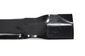 Nóż do kosiarki John Deere o długości 43,2 cm, wykonany z czarnego metalowego materiału, z widocznym logo i oznaczeniami. Produkt leży poziomo na jasnym tle, ukazując prosty, gładki kształt ostrza z zaokrąglonymi krawędziami.