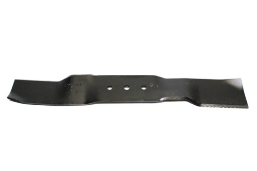 Nóż ridera akumulatorowego Husqvarna o długości 43 cm, czarny, wykonany z metalu. Posiada trzy otwory mocujące oraz wyprofilowaną krawędź tnącą. Przedstawiony w pozycji leżącej na białym tle, ukazujący szczegóły konstrukcji.