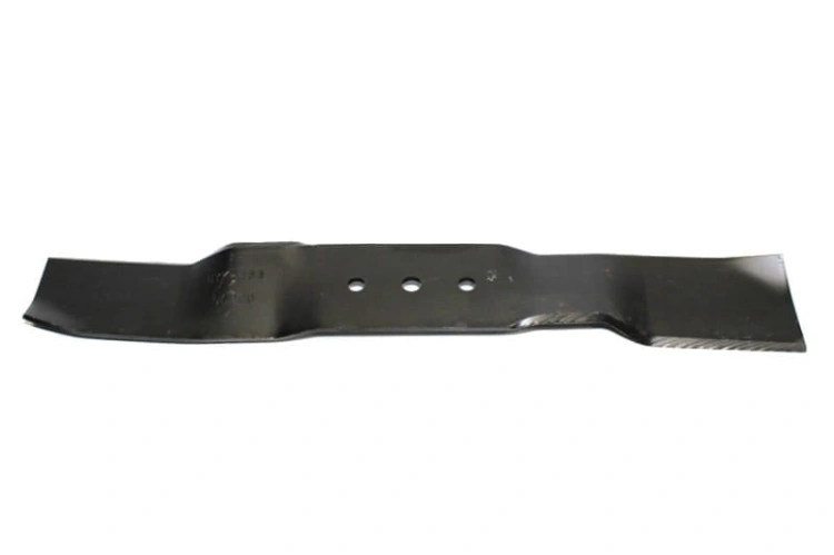 Nóż ridera akumulatorowego Husqvarna o długości 43 cm, czarny, wykonany z metalu. Posiada trzy otwory mocujące oraz wyprofilowaną krawędź tnącą. Przedstawiony w pozycji leżącej na białym tle, ukazujący szczegóły konstrukcji.