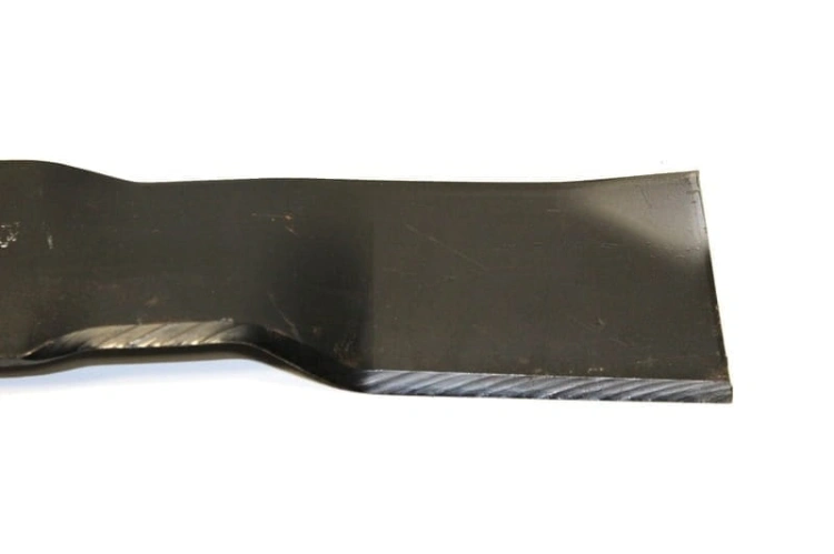 Nóż ridera akumulatorowego Husqvarna o długości 43 cm, czarny, prostokątny, z szorstką krawędzią tnącą i wykończeniem metalowym. Ujęcie z góry, leżący na płaskiej powierzchni. Widoczne detale faktury i kształtu ostrza.