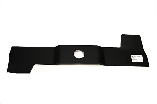 Nóż kosiarki MTD o długości 44,5 cm w kolorze czarnym, wykonany z metalu, z okrągłym otworem w centralnej części. Produkt leży na białym tle, prezentując prostą formę oraz minimalistyczny design. Widoczna metka z numerem katalogowym.