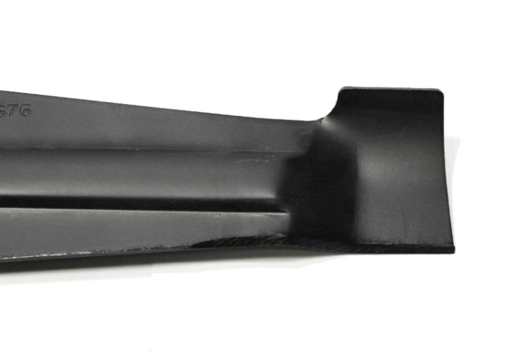 Nóż do kosiarki Stiga o długości 48 cm, czarny, lekko zaokrąglony na końcu. Ujęcie z boku, ukazuje gładką, metalową powierzchnię oraz widoczne oznaczenia na ostrzu. Brak dodatkowych elementów lub akcesoriów.